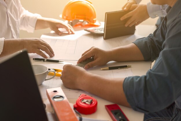 Riunione della gente di piano della costruzione di lavoro di squadra dell'architetto con i modelli.