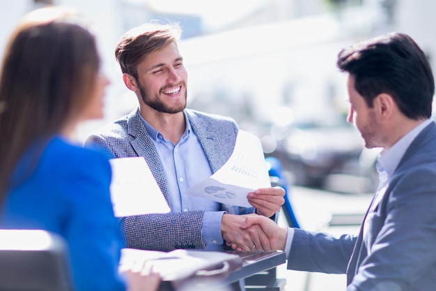 Foto incontro con i colleghi di lavoro al tavolo del concetto di business del caffè della città