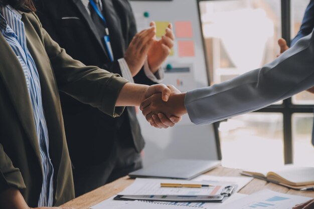 Foto incontro e saluto concetto due fiduciosi stretta di mano d'affari e uomini d'affari dopo aver discusso un buon affare di contratto commerciale e nuovi progetti per entrambe le aziende successo partnership collaboratore