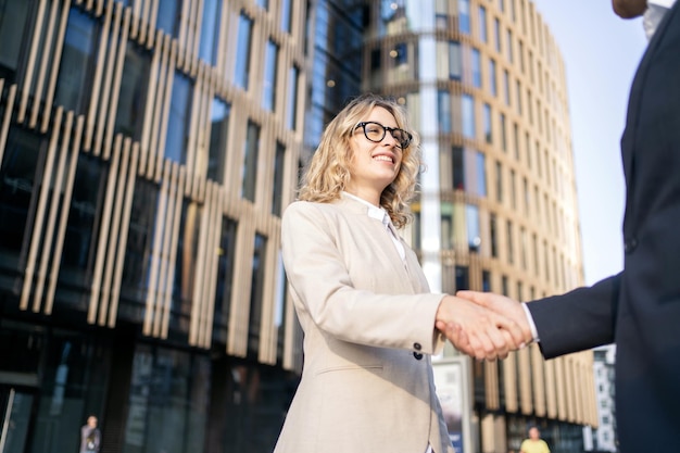 写真 会話 コンサルタント 仕事 同僚 会社