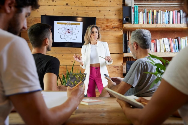 Foto riunione in ufficio per pianificare il lavoro della settimana