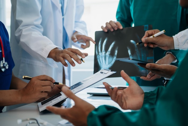 Foto riunione di un gruppo di medici e personale medico consultazione sul trattamento delle malattie cardiache, della polmonite, delle malattie gastrointestinali e dello stomaco e dell'osteoporosi