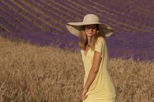 두 세계의 만남: 밀과 라벤더 밭 사이에 노란 드레스를 입은 소녀