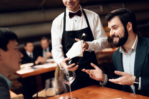 Incontro con uomini d'affari in giacca e cravatta nel ristorante.