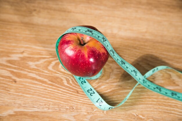 Meetlint en appels op tafel