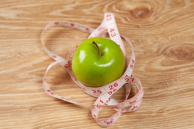 Meetlint en appels op tafel