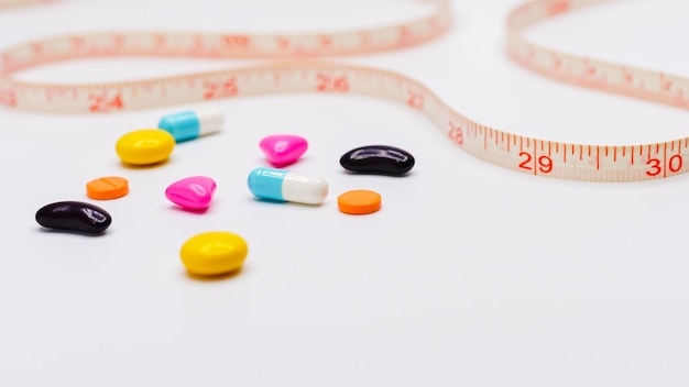 Meetlint en pillen voor het op dieet zijn concept medische gezondheidszorg en preventie