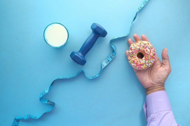 Meetlint gewikkeld rond een halter en donuts op tafel