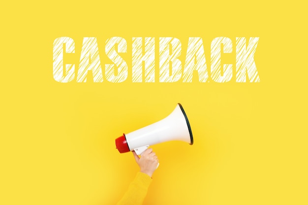 Megafoon in de hand en inscriptie cashback, concept voor zaken, promotie en reclame