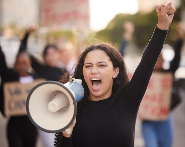 Foto megafoonvrouw en mensen voor gendergelijkheid, mensenrechten of gerechtigheid met vrijheid van meningsuiting in stadsstraat stemprotest en mexico-meisje in menigte met stem voor politiek boze uitzending of nieuws