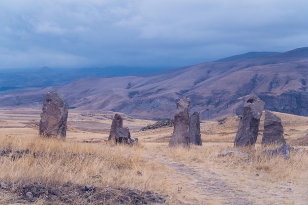 Foto pietre megalitiche e tumulo funerario di zorats karer o monumento preistorico di carahunge in armenia stonehenge armeno fotografia stock