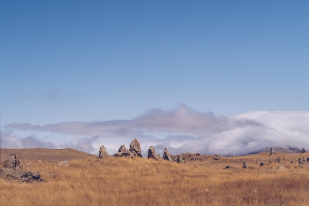 Megalithische staande stenen en grafheuvel van het prehistorische monument Zorats Karer of Carahunge in Armeense Stonehenge stock fotografie