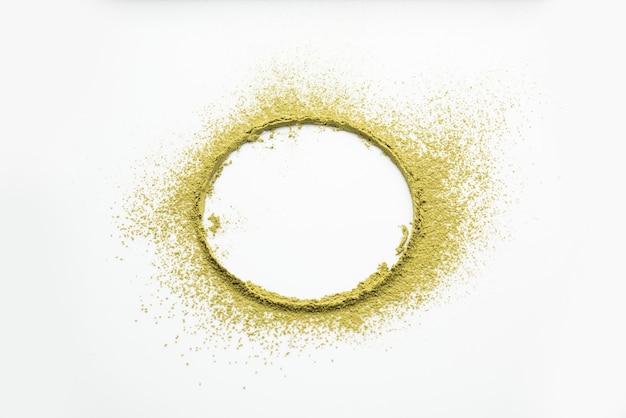 Фото Порошковое кольцо mehandi или heena на белом фоне, выборочный фокус
