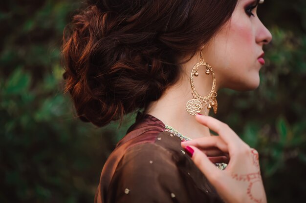 Mehndi heeft betrekking op handen van Indiase vrouw henna bruiloft ontwerp
