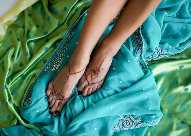 Mehndi op Indiase vrouwenvoeten