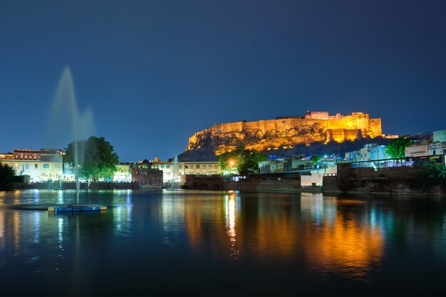 황혼의 Mehrangarh 요새. 조드 푸르, 인도