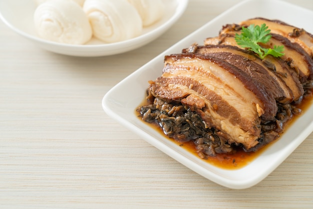 Mei Cai Kou Rou 또는 Swatow 겨자 양배추를 곁들인 배삼겹살 요리법 - 중국 음식 스타일