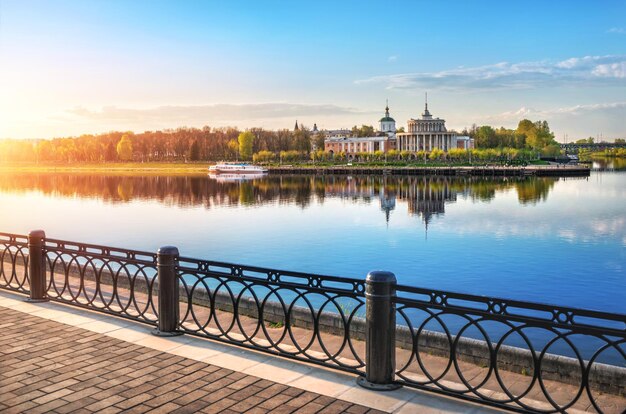 Meiavond in Tver en een rivierstation met weerspiegeling in het spiegelwater van de Wolga