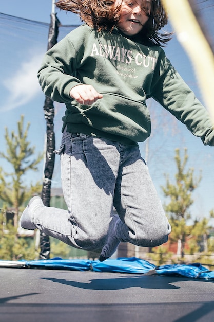 Meisje 89 jaar springen in trampoline in het park Children's leisure cooutdoors lifestyle concept