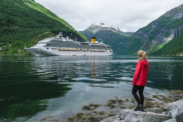 Meisje aan de oever van de Geiranger fjord