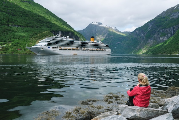 Meisje aan de oever van de Geiranger fjord