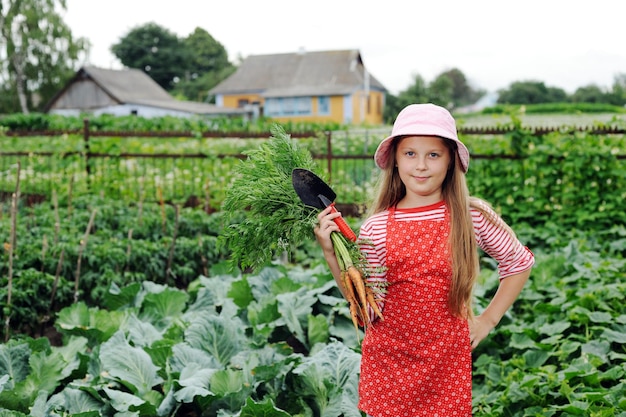 Meisje aan het werk in de tuin