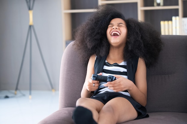 Meisje Afro-Amerikaanse kinderen spelen thuis een spel