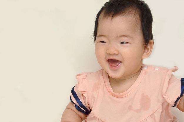 Foto meisje baby glimlacht op de witte achtergrond