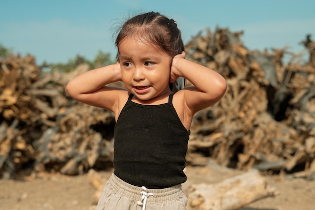 Meisje bedekt haar oren vanwege milieuvervuiling