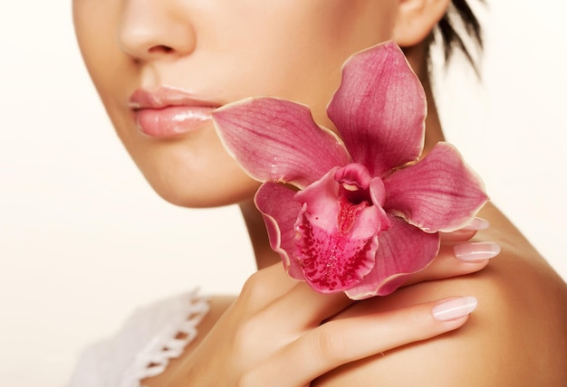 Meisje bedrijf orchideebloem