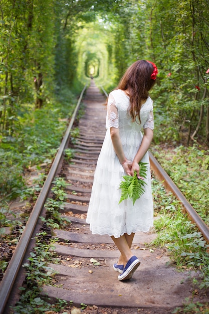 Meisje bedrijf varens, tunnel van liefde