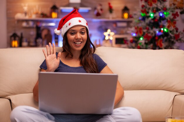 Meisje begroet externe vriend tijdens online videogesprekconferentie