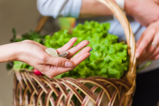 Meisje betaalt voor geld op de markt