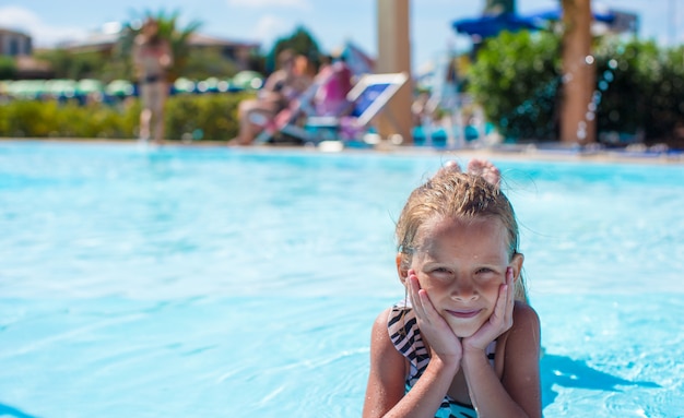 Meisje bij aquapark tijdens de zomervakantie