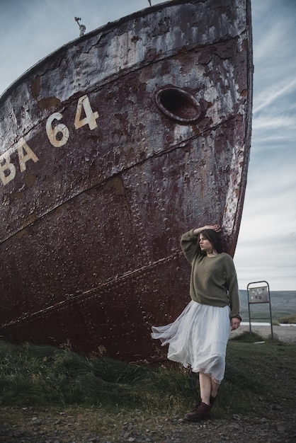 Foto meisje bij het enorme schip in ijsland