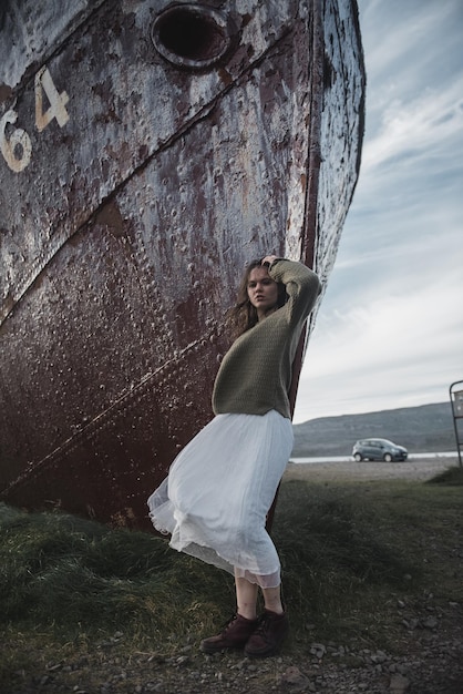 meisje bij het enorme schip in IJsland