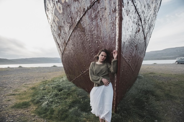 meisje bij het enorme schip in IJsland