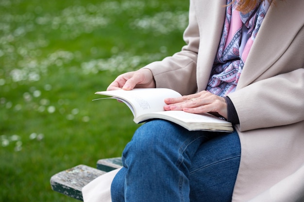 Meisje bij het park die een boek lezen