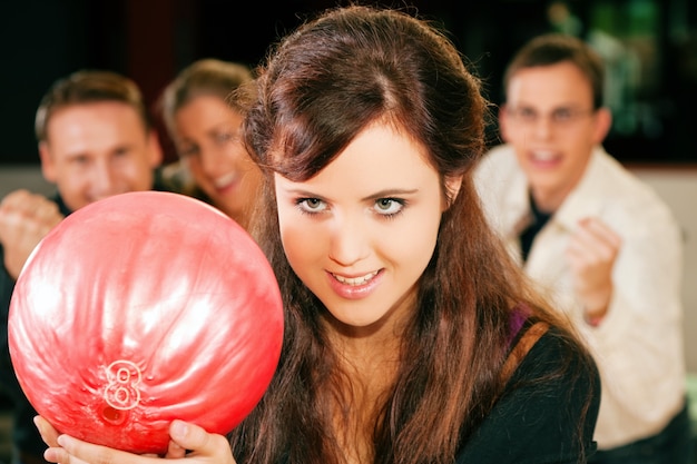 Foto meisje bowlen met vrienden