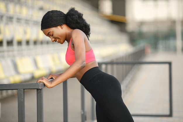 Meisje buiten aan het trainen in een stadion