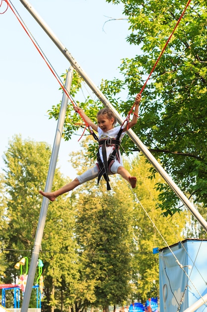 Meisje bungeejumpen in trampoline met een goede tijd