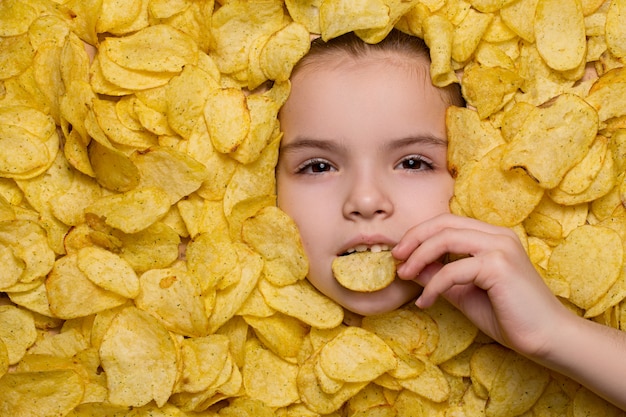 meisje chips eten