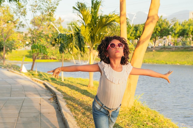 Meisje dansen in het park op zomervakantie