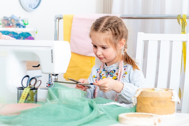 Meisje dat ambachten maakt bij naaimachine