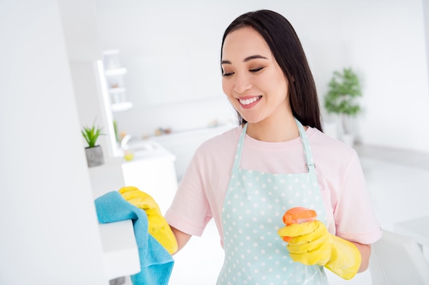 meisje dat de binnenlandse keuken schoonmaakt