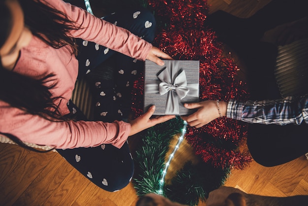 Meisje dat de gift van kerstmis van de vriend geeft