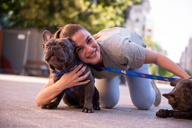 Meisje dat de honden buiten loopt