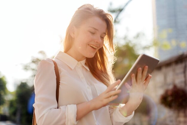 Meisje dat Digitaal Apparatenconcept gebruikt