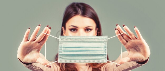 Meisje dat een antivirusbeschermingsmasker draagt. Vrouw die medisch gezichtsmasker draagt. Meisje Met Beschermend Masker.