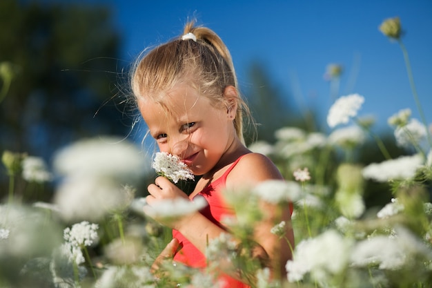 meisje dat een bloem ruikt